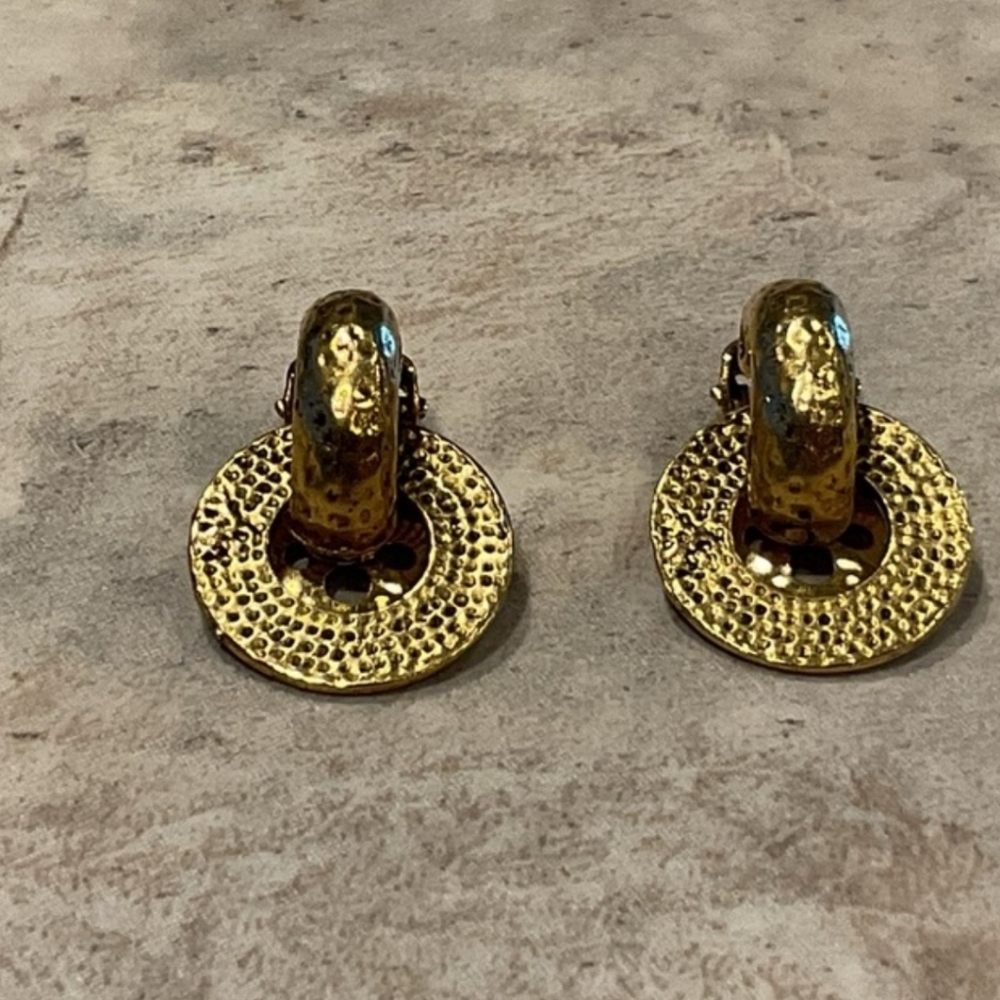Hammered Dangle Clip Earrings Vintage 1” long goldtone